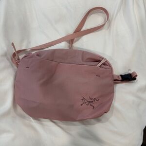 Arc'teryx heliad pink crossbody sling bag
